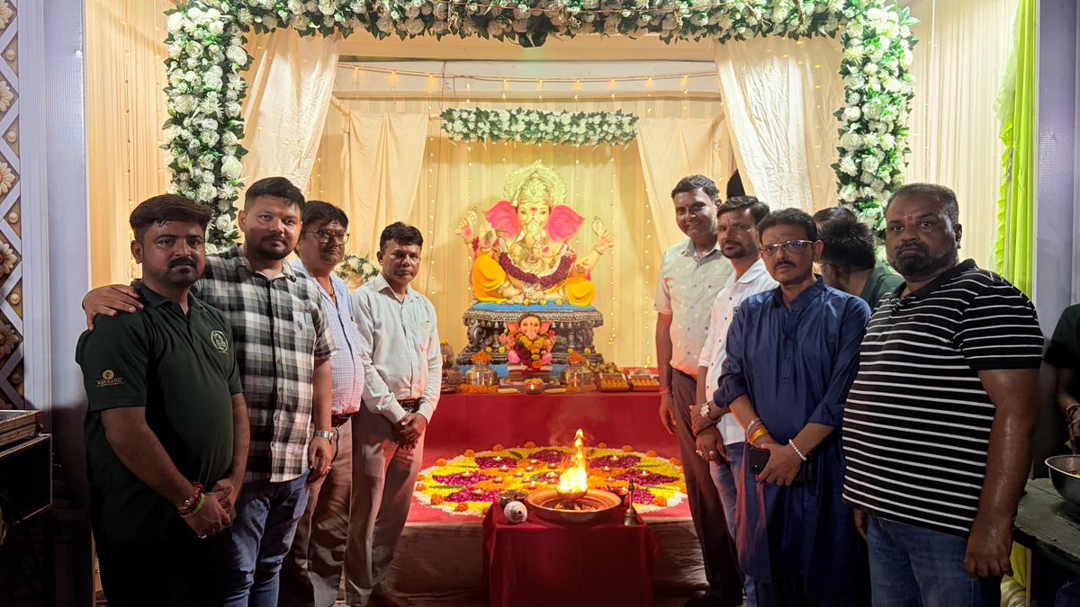 patelrumit7's tweet photo. ગણપતિ બાપ્પા મોરિયા! 🙏🏻

ચાંદખેડા  વિસ્તારમાં વિવિધ સ્થળોએ ગણપતિ બાપ્પાના દર્શન કરી આશીર્વાદ પ્રાપ્ત કર્યા.

વિઘ્નહર્તા શ્રી ગણેશજી સૌના જીવનમાં સુખ, સમૃદ્ધિ, શાંતિ અને મંગલનો પ્રકાશ પાથરે તેવી પ્રાર્થના. પ્રમુખ , મહામંત્રી , કોર્પોરેટર, હોદેદારો , કાર્યકર્તા એ દર્શન કર્યા https://t.co/WdCJgqeY9Z