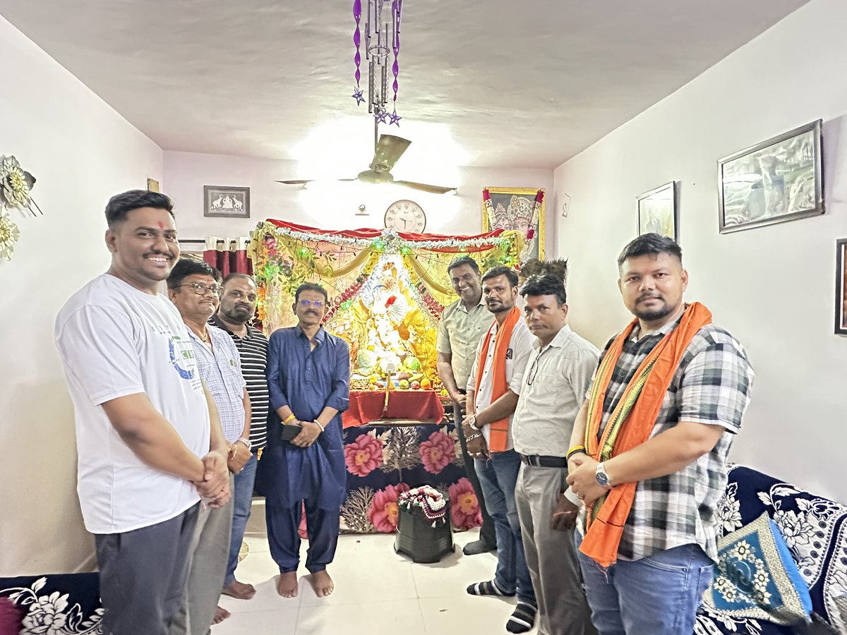 patelrumit7's tweet photo. ગણપતિ બાપ્પા મોરિયા! 🙏🏻

ચાંદખેડા  વિસ્તારમાં વિવિધ સ્થળોએ ગણપતિ બાપ્પાના દર્શન કરી આશીર્વાદ પ્રાપ્ત કર્યા.

વિઘ્નહર્તા શ્રી ગણેશજી સૌના જીવનમાં સુખ, સમૃદ્ધિ, શાંતિ અને મંગલનો પ્રકાશ પાથરે તેવી પ્રાર્થના. પ્રમુખ , મહામંત્રી , કોર્પોરેટર, હોદેદારો , કાર્યકર્તા એ દર્શન કર્યા https://t.co/WdCJgqeY9Z