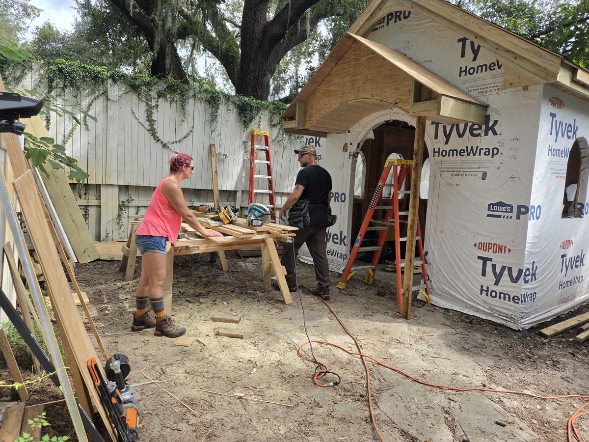 CatsSanctuary's tweet photo. As I mentioned, to construct our Tribute Chapel we are using "Master Builder" Buster and his wife Katie - seen here in this picture.  They are an effective team! https://t.co/dq9A8Ws4gO