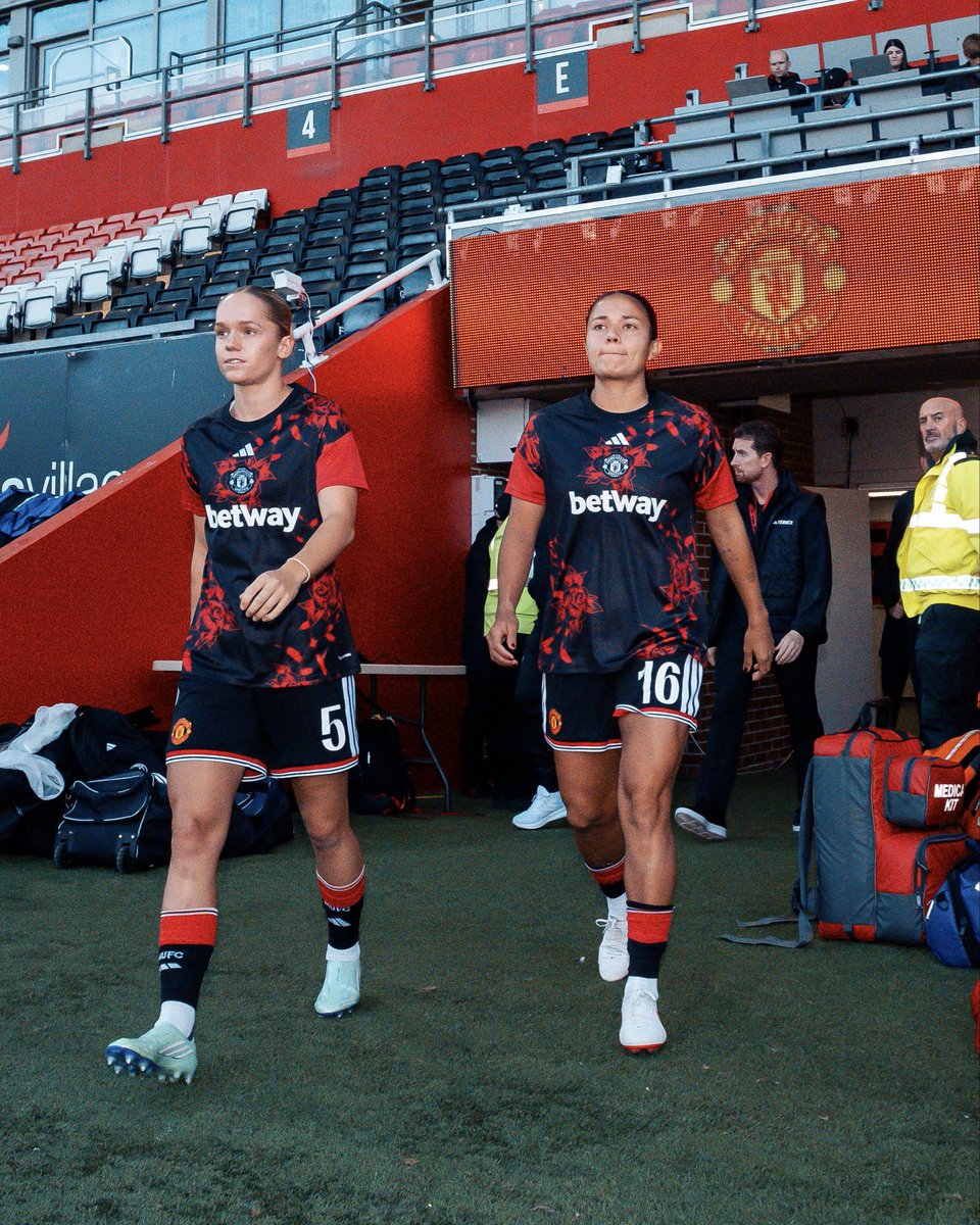 ManUtdWomen's tweet photo. Let’s get warm! 🔥 https://t.co/pMlPeQoTLa