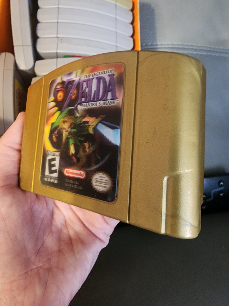pkmntrainert's tweet photo. @SuperGoobers64 @DKOldies Bottom one is real. Nintendo released a gold cartridge with a lenticular/3d effect lable. I have one in my collection. https://t.co/o7qutmVIGF