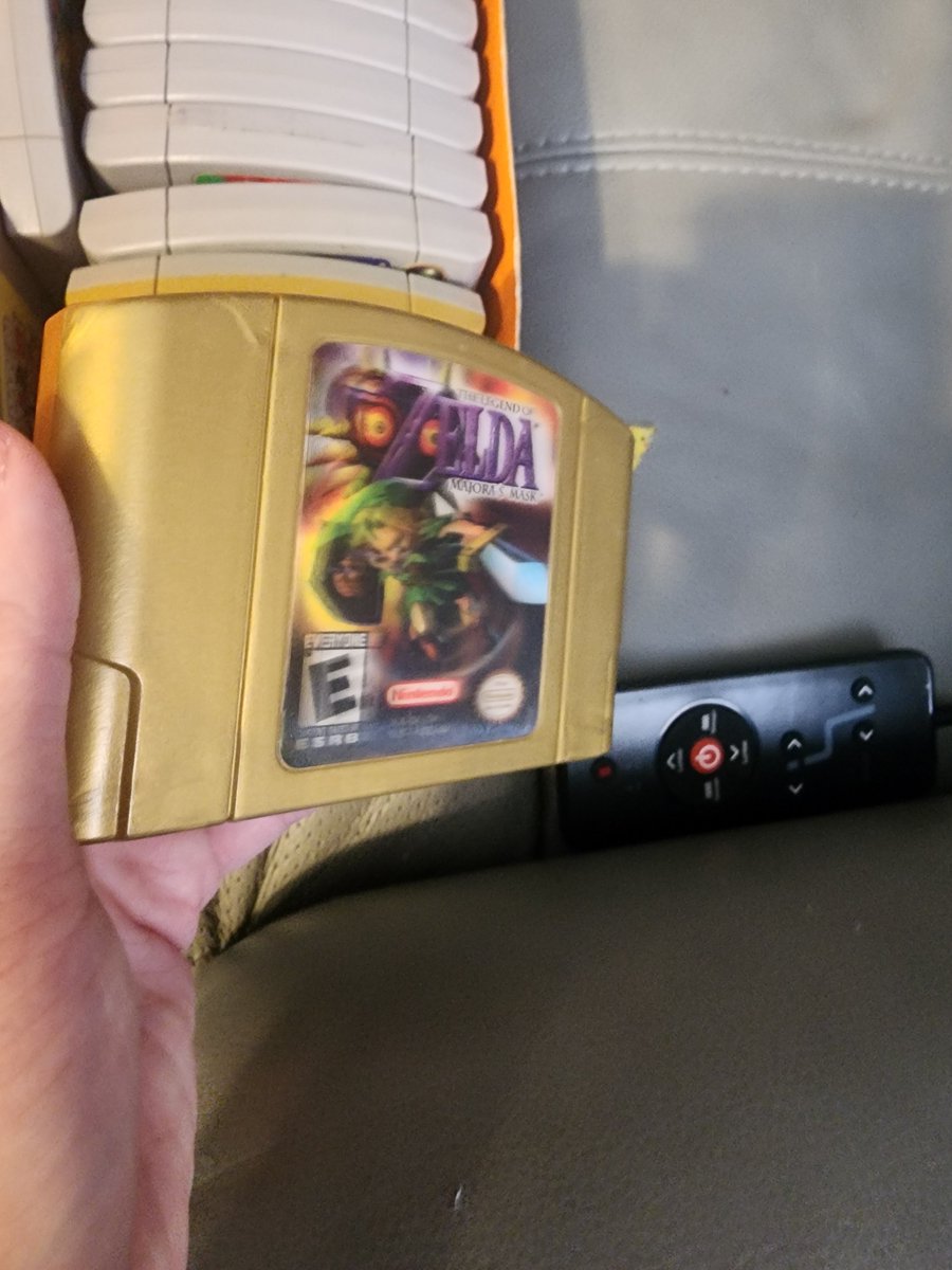 pkmntrainert's tweet photo. @SuperGoobers64 @DKOldies Bottom one is real. Nintendo released a gold cartridge with a lenticular/3d effect lable. I have one in my collection. https://t.co/o7qutmVIGF
