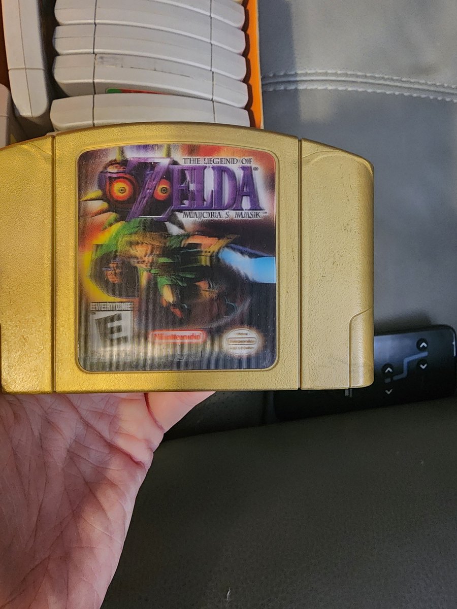 pkmntrainert's tweet photo. @SuperGoobers64 @DKOldies Bottom one is real. Nintendo released a gold cartridge with a lenticular/3d effect lable. I have one in my collection. https://t.co/o7qutmVIGF