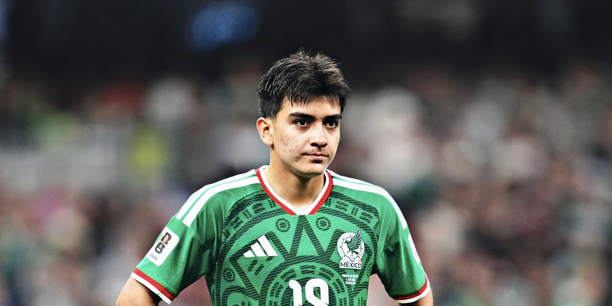 AllFutbolMX's tweet photo. Youngest-ever player to debut for Mexico, youngest player in football history to win a senior international title, youngest Mexican ever to play at a World Cup… 

And now, Mexico’s new No. 10 at just 17 years old.

Gilberto Mora is a generational talent. ❤️👏🏼 https://t.co/wDez4gYVu6