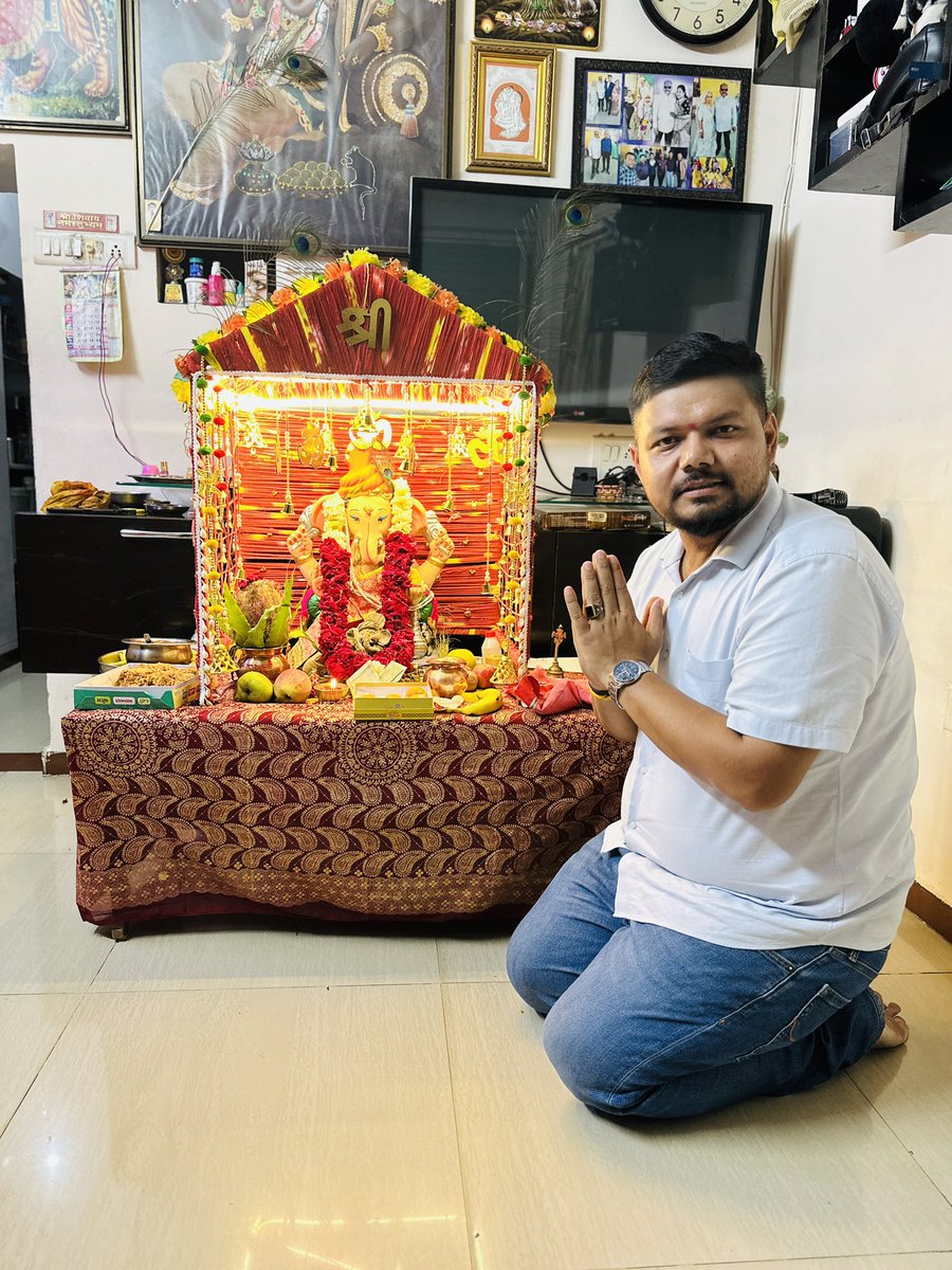 patelrumit7's tweet photo. ગણપતિ બાપ્પા મોરિયા! 🙏🏻

ચાંદખેડા  વિસ્તારમાં વિવિધ સ્થળોએ ગણપતિ બાપ્પાના દર્શન કરી આશીર્વાદ પ્રાપ્ત કર્યા.

વિઘ્નહર્તા શ્રી ગણેશજી સૌના જીવનમાં સુખ, સમૃદ્ધિ, શાંતિ અને મંગલનો પ્રકાશ પાથરે તેવી પ્રાર્થના. પ્રમુખ , મહામંત્રી , કોર્પોરેટર, હોદેદારો , કાર્યકર્તા એ દર્શન કર્યા https://t.co/udJaQLqPjz