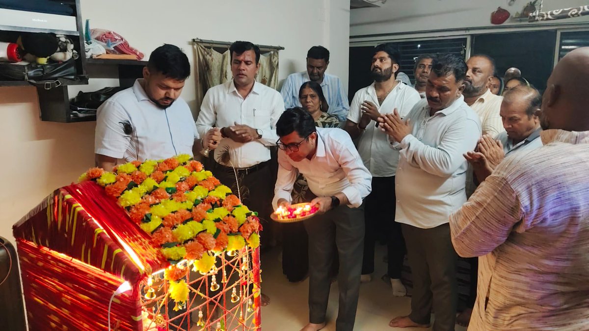 patelrumit7's tweet photo. ગણપતિ બાપ્પા મોરિયા! 🙏🏻

ચાંદખેડા  વિસ્તારમાં વિવિધ સ્થળોએ ગણપતિ બાપ્પાના દર્શન કરી આશીર્વાદ પ્રાપ્ત કર્યા.

વિઘ્નહર્તા શ્રી ગણેશજી સૌના જીવનમાં સુખ, સમૃદ્ધિ, શાંતિ અને મંગલનો પ્રકાશ પાથરે તેવી પ્રાર્થના. પ્રમુખ , મહામંત્રી , કોર્પોરેટર, હોદેદારો , કાર્યકર્તા એ દર્શન કર્યા https://t.co/udJaQLqPjz