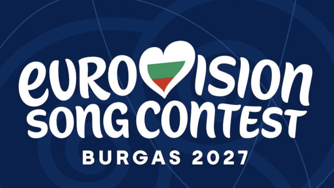 PMLtenZijthoff's tweet photo. Het Eurovisie Songfestival is al lang geen onschuldig liedjesfeest meer, maar is veranderd in het meest effectieve geopolitieke afleidingsmanoeuvre van de eenentwintigste eeuw.
Wanneer we ons afvragen wie er baat heeft bij de aanhoudende controverse rondom de deelname van Israël, moeten we durven kijken naar de kille wetten van de politieke communicatie. In een wereld die gedomineerd wordt door de wetten van de aandachtseconomie, is negatieve aandacht geen verliespost. Het is een strategisch kapitaal dat op meerdere fronten tegelijk kan worden verzilverd.
De stelling dat de Israëlische overheid en pro-Israëlische lobbygroepen garen spinnen bij deze chaos is geen complotdenken, maar een accurate analyse van moderne agenda-setting. Zolang heel Europa wekenlang ruziet over songteksten, boegeroep in een concertzaal, het diskwalificeren van artiesten en de vermeende neutraliteit van de organisatie, kijken we collectief de andere kant op. Het Songfestival trekt het loodzware geopolitieke conflict weg uit de sfeer van het internationaal recht, VN-resoluties en humanitaire realiteiten.
Het trekt het debat de modderpoel van de cultuuroorlog in, waar de discussie plotseling gaat over de annuleringscultuur en artistieke vrijheid. Dit is een abstracte arena waarin eindeloos gepolariseerd kan worden zonder dat het de militaire realiteit op de grond ook maar een millimeter beïnvloedt. De controverse fungeert zo als de ultieme bliksemafleider.
Cruciaal in deze dynamiek is dat de ophef de perfecte brandstof vormt voor de antisemitismefractie in het debat.
Elk fluitconcert in de zaal, elke felle protestmars in de gaststad en elke oproep tot een boycot wordt door de Israëlische pr-machine en haar sympathisanten onmiddellijk geframed als puur antisemitisme. De grens tussen legitieme kritiek op het regeringsbeleid en Jodenhaat wordt hiermee doelbewust vloeibaar gemaakt. Door de felle protesten plat te slaan tot een uiting van hardnekkig Europees antisemitisme, kan Israël de rol van het ultieme slachtoffer opeisen. Dit mechanisme slaat elk inhoudelijk debat over mensenrechten direct dood, omdat de criticus bij voorbaat moreel wordt gediskwalificeerd.
Binnen de logica van deze pr-strategie is internationale vijandigheid dus geen nederlaag, maar een noodzakelijk instrument. Het versterkt het diepwortelde narratief van een belaagde natie die zich moet verdedigen tegen een vijandige buitenwereld. Dit gevoel van urgentie is exact wat nodig is om de eigen achterban wereldwijd te mobiliseren. Het massaal ronselen van publieksstemmen via gerichte online advertentiecampagnes is daar het sluitstuk van.
De miljoenen stemmen die zo worden binnengehaald, worden vervolgens trots gepresenteerd als het ultieme bewijs dat de stille meerderheid achter Israël staat en zich verzet tegen de antisemitische krachten op straat.
In dit hele schaakspel is de European Broadcasting Union de ultieme nuttige idioot. Door krampachtig vast te houden aan een selectieve definitie van neutraliteit houdt de organisatie de controverse juist zelf in stand. Wie denkt dat Israël lijdt onder de negatieve publiciteit, onderschat de cynische wetten van de moderne politiek.
Negatieve aandacht is ook aandacht. Zolang de controverse rond het Songfestival de claims van antisemitisme voedt en het publieke debat domineert, gaat het in ieder geval niet over de daden in Gaza en de Westelijke Jordaanover.
🇵🇸🌹