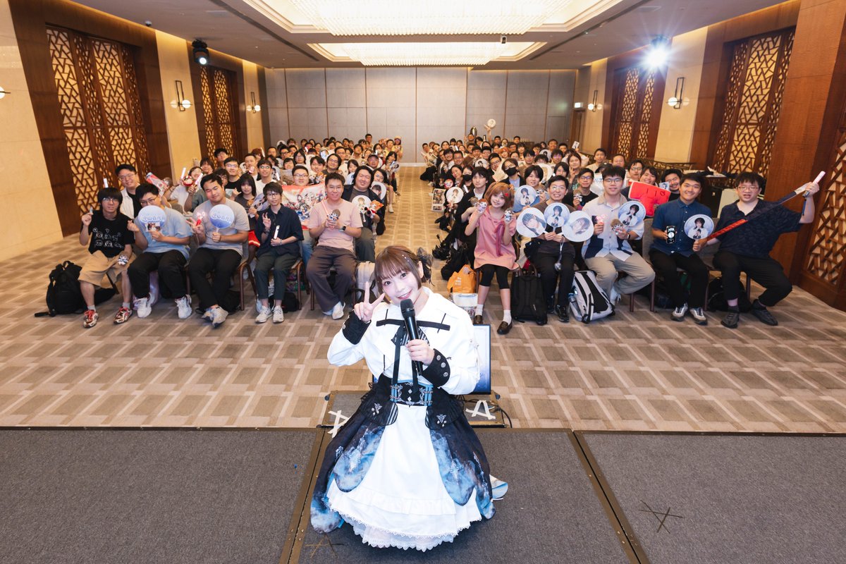 flashinglightCM's tweet photo. 小山百代香港ファンミーティング｜イベント集合写真公開📸

小山百代さんの心のこもった素敵なステージ、そしてご来場いただいた皆さまの温かい応援とご参加に、心より感謝申し上げます。

イベント当日の集合写真を公開いたしました✨
皆さまと過ごしたかけがえのないひとときの思い出を、ぜひお楽しみください。

この素敵な思い出がいつまでも心に残りますように。
また皆さまとお会いできる日を楽しみにしております。