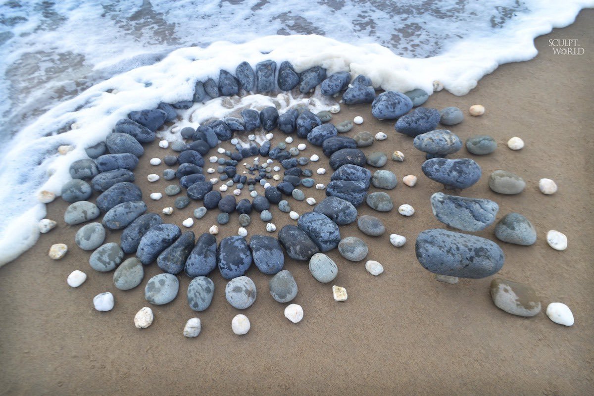 franch_laura's tweet photo. Hay una belleza especial en lo efímero, en crear algo destinado a transformarse con el viento, la lluvia, el mar o el paso del tiempo. 

​Descubrimos el Land Art de Jon Foreman, quien encuentra en la naturaleza su lienzo y refugio.

👇🏻Hilo. https://t.co/H9lcOYlCfC