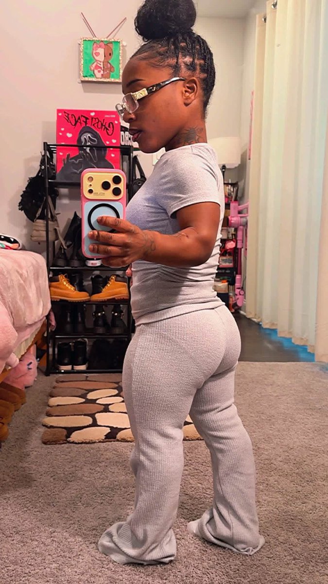 littlcath's tweet photo. Should I hit the gym to get even more sexy 😝 or am I already doing just fine? https://t.co/GayDhezXXQ
