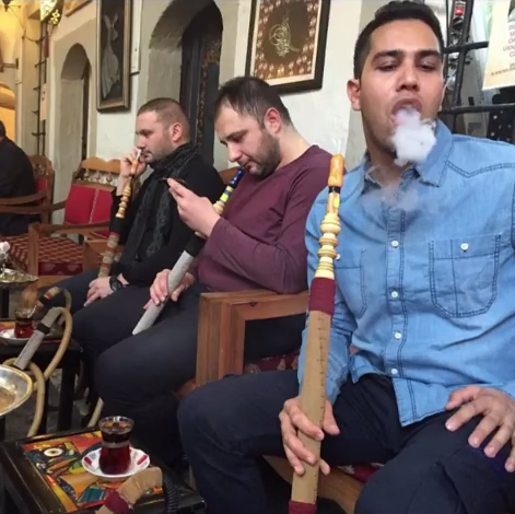 alefmehr1's tweet photo. رضا ابراهیمی که در نیویورک به تظاهرات مجاهدین حمله کرد در اوج درگیری‌های سوریه در اونجا بوده!
یعنی به احتمال قوی جزو نیابتی‌های رژيم در سوریه بوده چون هیچ ایرانی‌یی در اون درگیری‌ها به سوریه نمی‌رفت جز نیرویهای سپاه قدس برای دفاع از بشار اسد!
البته بعد از پایان خدمت در اونجا ماموریت بعدی‌اش ملاقات با رضا پهلوی بود که عکس‌هاش منتشر شد و حالا حمله به مجاهدین در تظاهرات برای چشم درآوردن

#نه_شاه_نه_شیخ