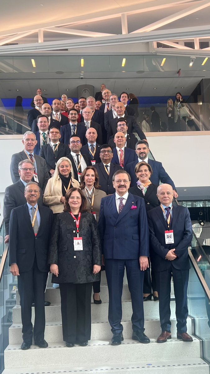 RHisarciklioglu's tweet photo. COP31 İş Forumu İstişare Konseyi Yüksek Düzeyli Yuvarlak Masa Toplantısı'nı, Çevre, Şehircilik ve İklim Değişikliği Bakanımız Sayın Murat Kurum, COP31 CEO'su ve Bakan Yardımcısı Sayın Fatma Varank, İstişare Konseyi üyelerimiz ve Çalışma Grubu eş başkanlarımızın katılımıyla New York'ta gerçekleştirdik.

Pazartesi günü Birleşmiş Milletler'de açıklanan #COP31 Eylem Gündemi'ne ilişkin iş dünyasının ilk değerlendirmelerini ve #COP31 Başkanlığı'ndan beklentilerini birinci elden dinledik. Ardından yedi çalışma grubumuzun ilk sonuçlarını Eylem Gündemi öncelikleriyle tek tek eşle��tirdik.

Hedeften uygulamaya geçişte iş dünyası, hükümetlere ilettiği her önerinin karşılığında kendi katkısını da masaya koyuyor. Antalya'ya kadar bu anlayışla çalışmaya devam edeceğiz.