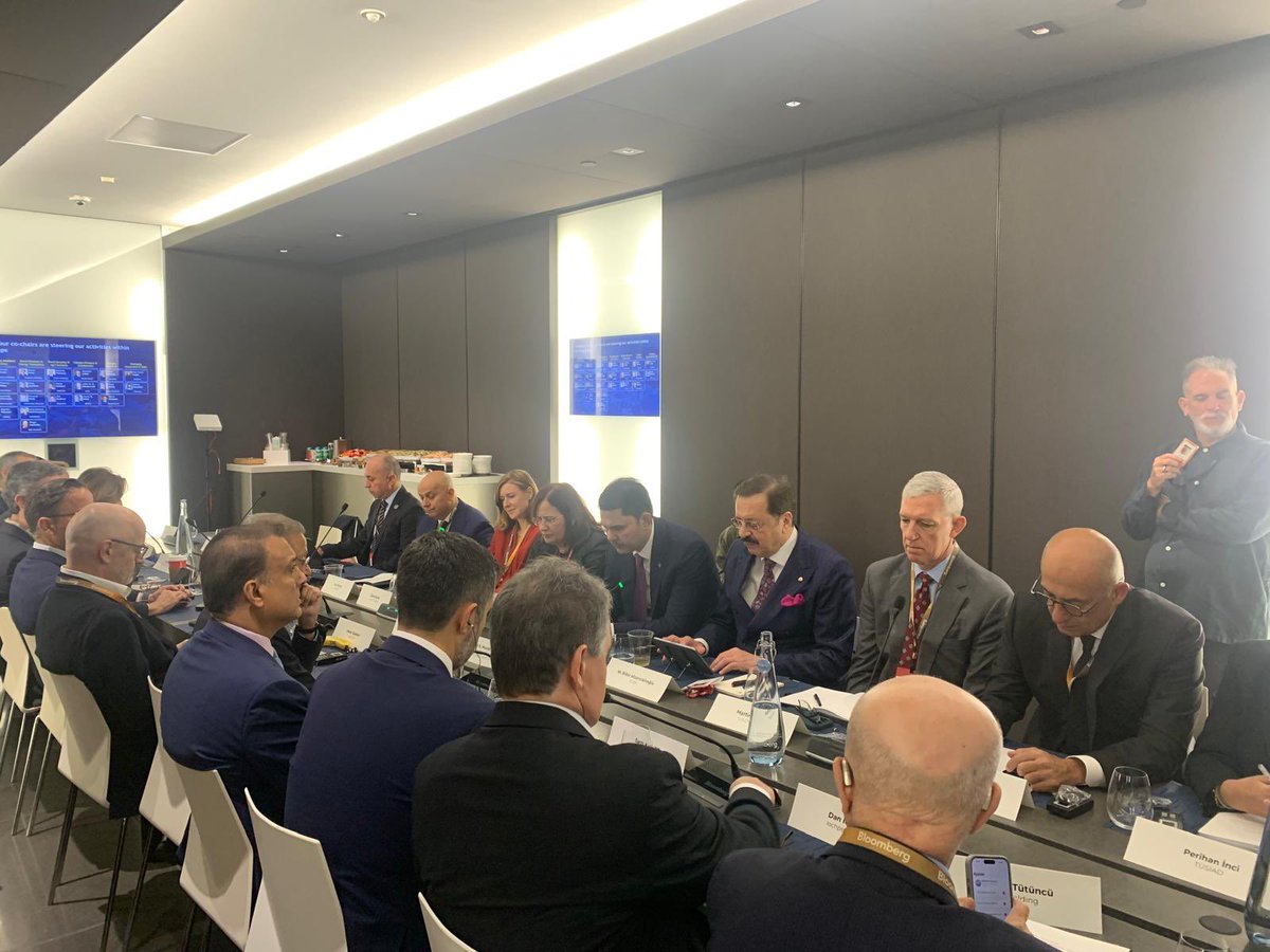 RHisarciklioglu's tweet photo. COP31 İş Forumu İstişare Konseyi Yüksek Düzeyli Yuvarlak Masa Toplantısı'nı, Çevre, Şehircilik ve İklim Değişikliği Bakanımız Sayın Murat Kurum, COP31 CEO'su ve Bakan Yardımcısı Sayın Fatma Varank, İstişare Konseyi üyelerimiz ve Çalışma Grubu eş başkanlarımızın katılımıyla New York'ta gerçekleştirdik.

Pazartesi günü Birleşmiş Milletler'de açıklanan #COP31 Eylem Gündemi'ne ilişkin iş dünyasının ilk değerlendirmelerini ve #COP31 Başkanlığı'ndan beklentilerini birinci elden dinledik. Ardından yedi çalışma grubumuzun ilk sonuçlarını Eylem Gündemi öncelikleriyle tek tek eşle��tirdik.

Hedeften uygulamaya geçişte iş dünyası, hükümetlere ilettiği her önerinin karşılığında kendi katkısını da masaya koyuyor. Antalya'ya kadar bu anlayışla çalışmaya devam edeceğiz.
