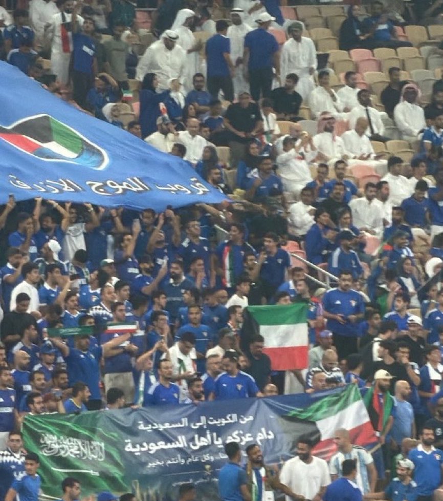 Biino_7's tweet photo. الكويتيين رافعين لافتة «دام عزكم يا أهل السعودية»
 أول مرة أشوف مدرج منتخب يرفع لافتة لمنتخب بيلعبون ضده، وهذا إن دلّ، دلّ على طيبهم وأصالة معدنهم ومحبتهم لأهل السعودية
 الله يديم المحبة والأخوّة بين الشعبين 🇸🇦🤍🇰🇼 https://t.co/wPXglWCijG