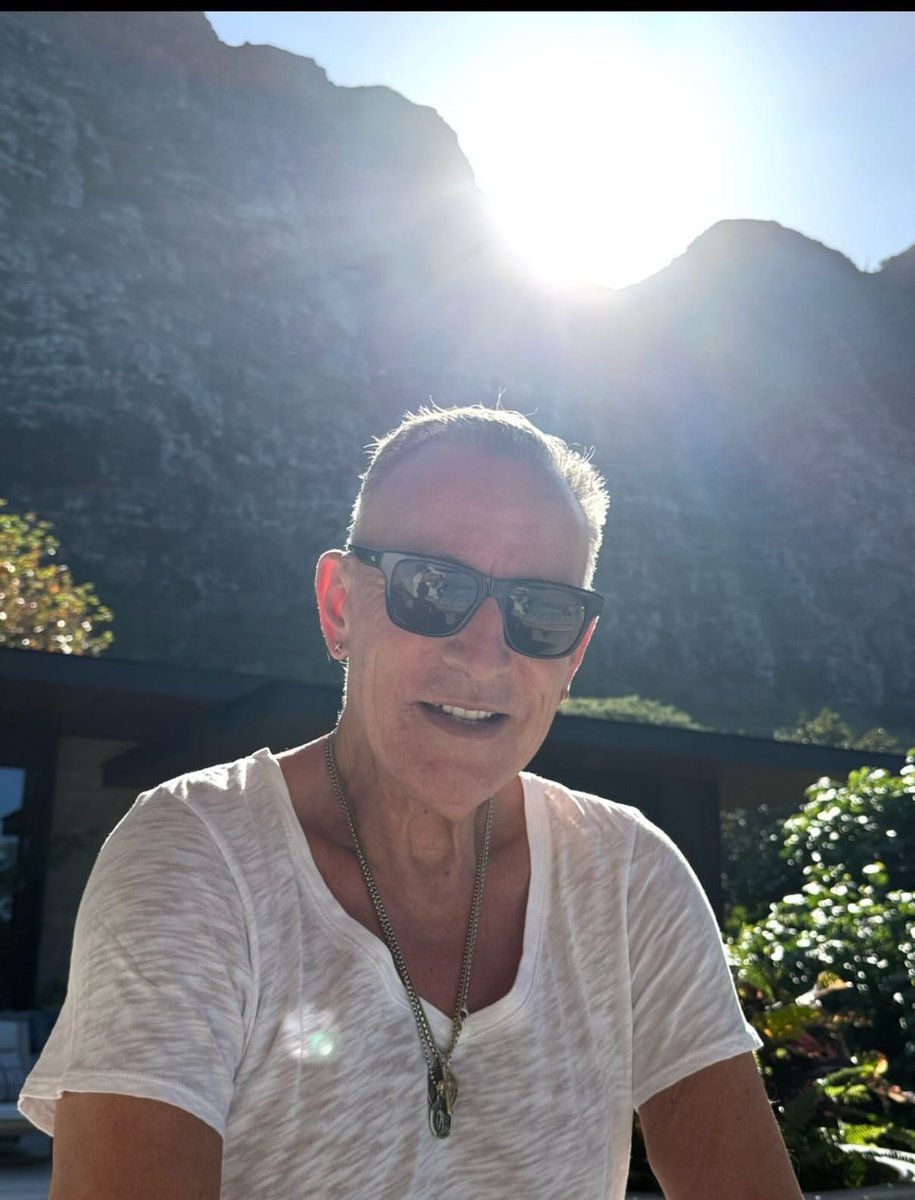 RitaWilson's tweet photo. HAPPY Birthday to the one and only BRUCE who needs no last name! He’s the boss of balladeers, the lover of life, the man of tan, an amazing American and the person who told me I could start songwriting when I did because “creativity is time independent.” We love you Bruce!! https://t.co/j3TAfyxjqA