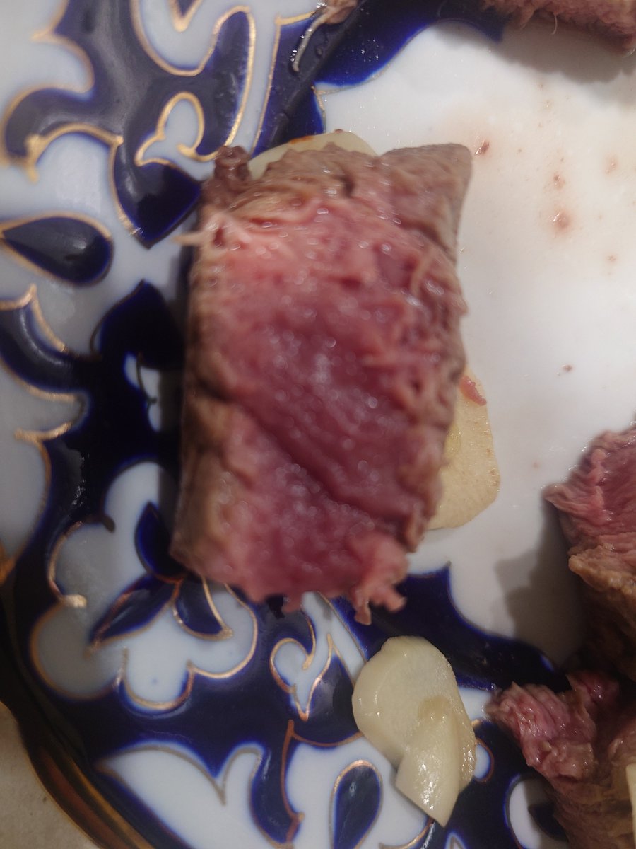 hinto19's tweet photo. ヒレ肉はこちら。
調味料が塩しかなかったので塩とニンニクだけの味付け😅でも柔らかくてめちゃ美味しい。500gで800円なら頻繁に食べたい…😋 https://t.co/boTwGCcgM1