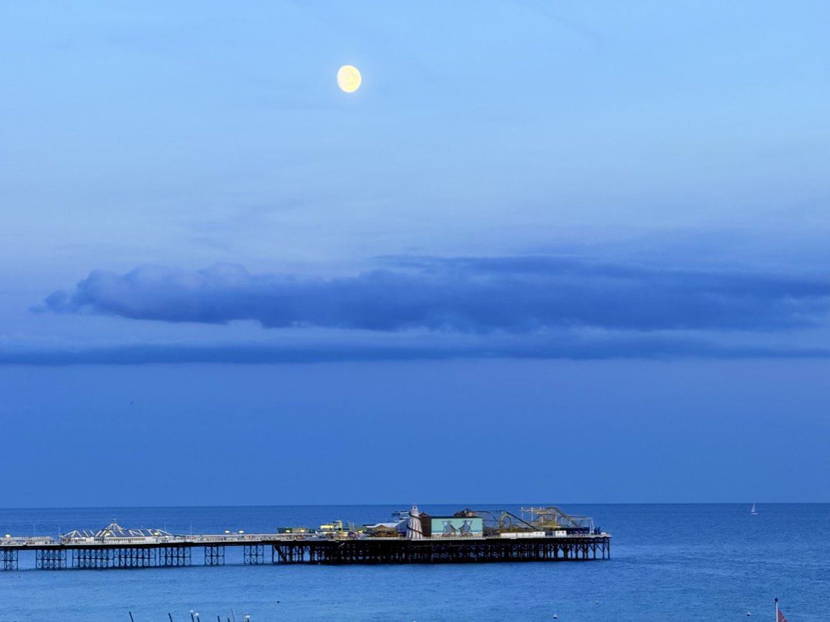Steveontour2's tweet photo. Moon over #Brighton Palace Pier #AutumnEquinox #UsualSeagull @ThePhotoHour @StormHour https://t.co/2gGvvMARAk