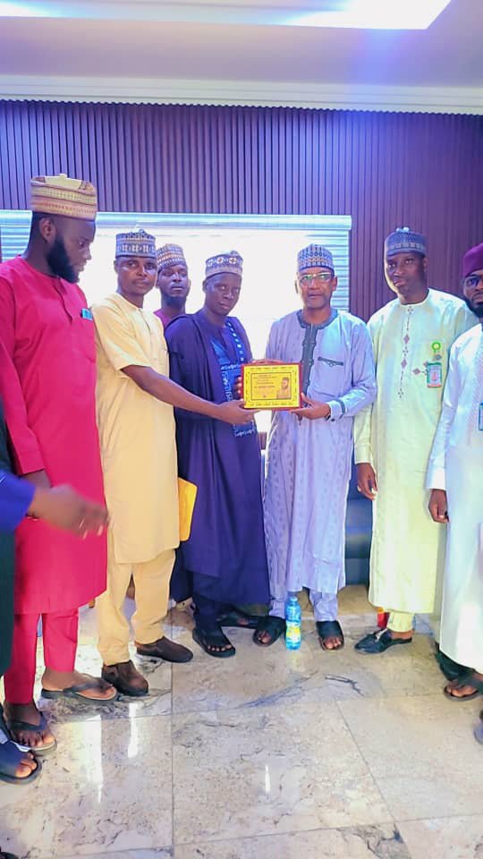 Ib_bakenawa's tweet photo. Today I led a delegation of vibrant youths from gusau ll area of Gusau local government to pay a courtesy visit to secretary to the Zamfara state government Mal @abu_nakwada  in his office who was ably represented by his senior officers in his office. During the visit valuable events were discussed and represented to him the AWARD OF excellence for his service to humanity.