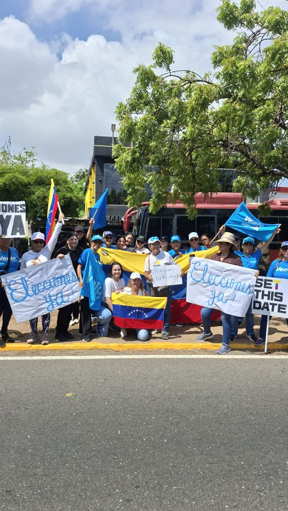 ventezuliav's tweet photo. #Zulia | ¡Fijen la fecha, nosotros ponemos los votos!🗳️

Hoy los chamos de la juventud de @VenteVenezuela protestaron frente al CNE, en la Av. Fuerzas Armadas de Maracaibo, para exigir #EleccionesYA

Los zulianos también exigimos que dejen entrar a nuestra líder @MariaCorinaYA🇻🇪 https://t.co/m33Pqoycd3