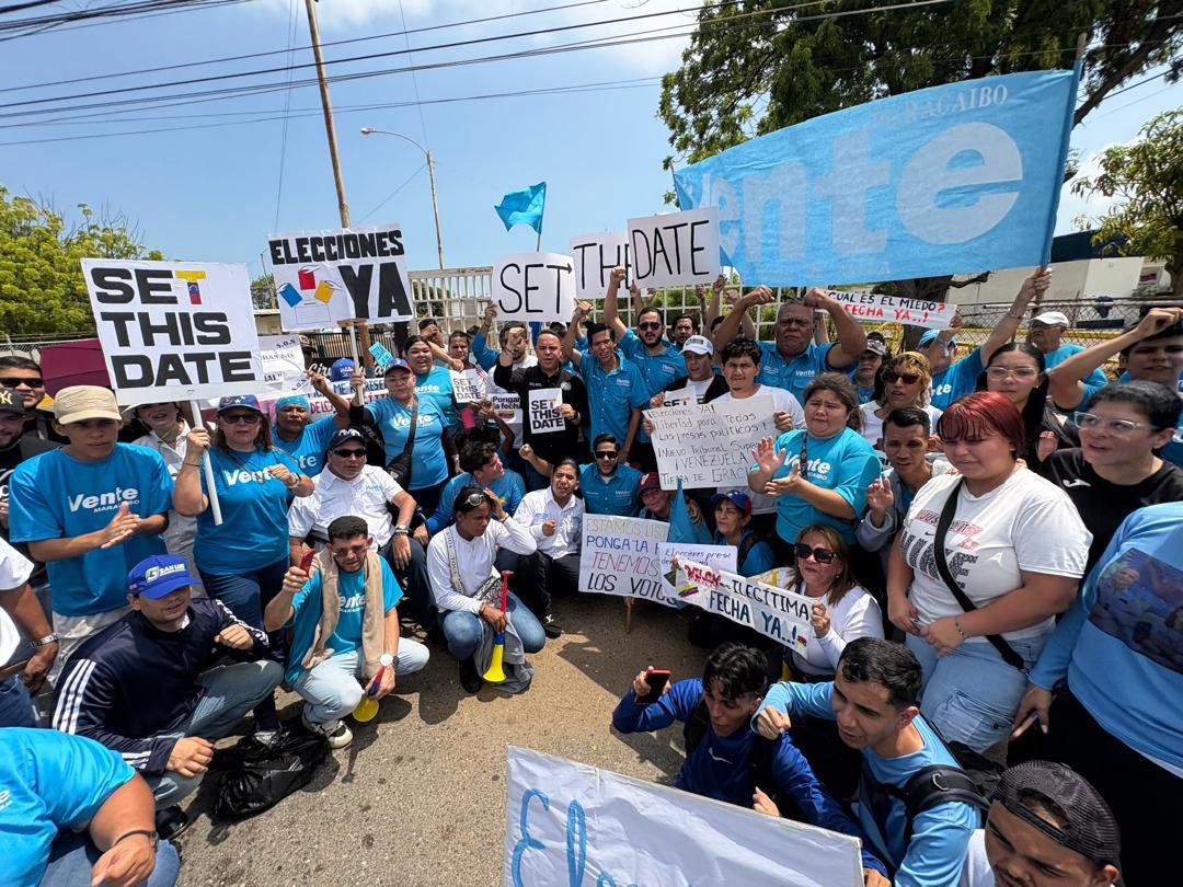 ventezuliav's tweet photo. #Zulia | ¡Fijen la fecha, nosotros ponemos los votos!🗳️

Hoy los chamos de la juventud de @VenteVenezuela protestaron frente al CNE, en la Av. Fuerzas Armadas de Maracaibo, para exigir #EleccionesYA

Los zulianos también exigimos que dejen entrar a nuestra líder @MariaCorinaYA🇻🇪 https://t.co/m33Pqoycd3