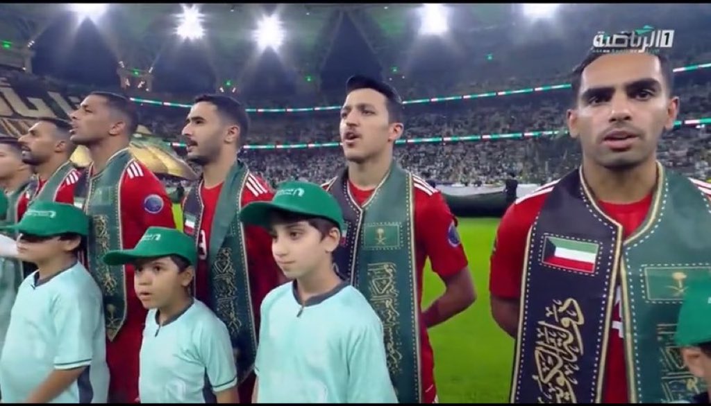 football_li5's tweet photo. 🚨🚨🚨🚨 لقطة اخلاقية وغير مستغربة 

لاعبين الكويت يرتدون وشاح خاص باليوم الوطني السعودي

🇰🇼💚🇸🇦

#السعودية_الكويت https://t.co/5Q5Q16B3No