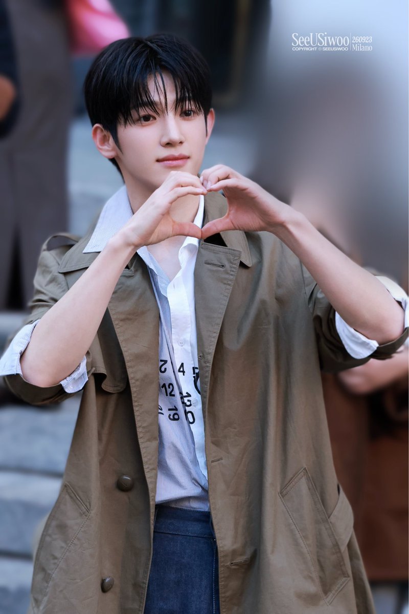 SeeUSiwoo_CNFC's tweet photo. -260923 
-밀라노 패션위크 퇴근
밀라노의 풍경을 함께 바라봤으니, 이제 세상이 시우를 향해 활짝 펼쳐지길  박시우, 더 멀리 더 좋은 무대를 향해 나아가길 바라요!  우리에게는 언제나 다음 만남이 있으니까, 또 만나요～

PARKSIWOO at Milan Fashion Week 
#PARKSIWOOxMM6 
#PARKSIWOOxMM6SS27 https://t.co/IIEj9XKPuJ