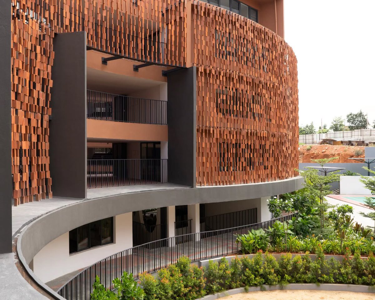 TopeDada17's tweet photo. This is a school in Bangalore, India 

Instead of having the open balconies it was concealed with a terracotta screen and having inner courtyards https://t.co/PykD9Vprqq