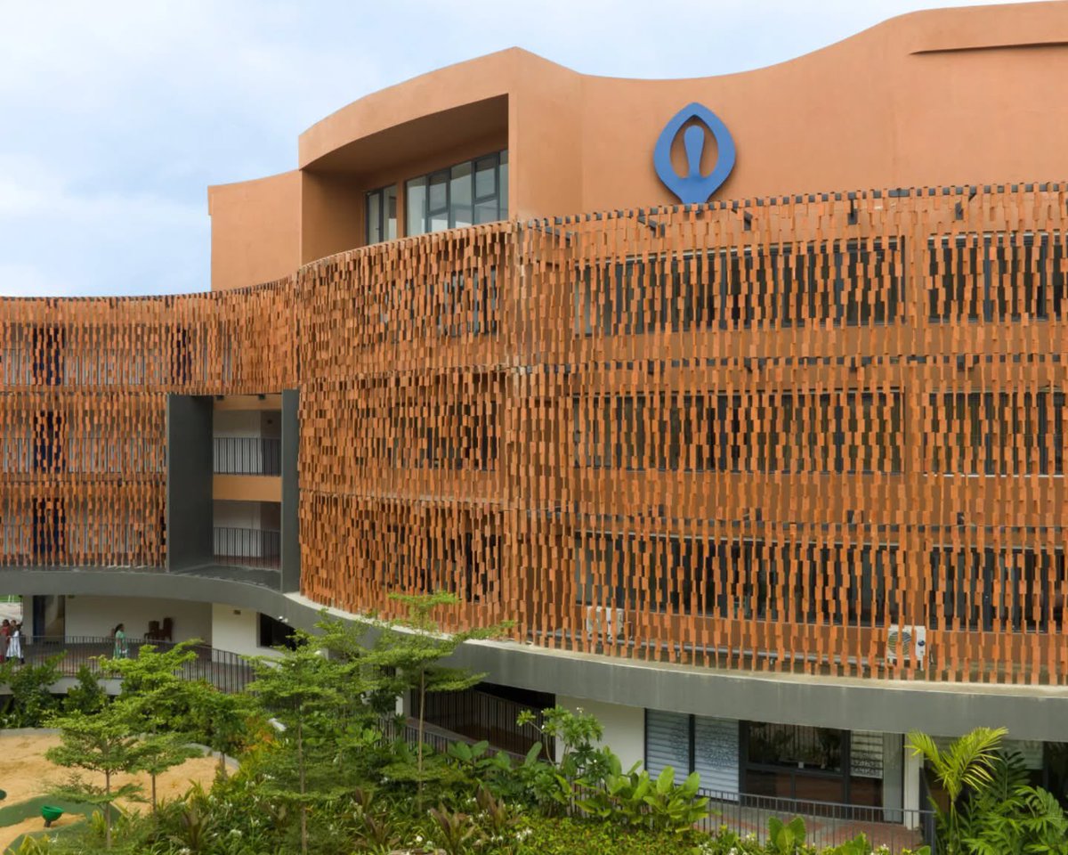 TopeDada17's tweet photo. This is a school in Bangalore, India 

Instead of having the open balconies it was concealed with a terracotta screen and having inner courtyards https://t.co/PykD9Vprqq