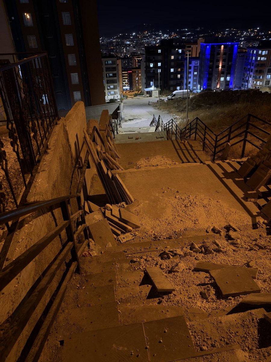 YildizSagg's tweet photo. Geçen Ocak ayında kardan hasar gören 105. Cadde merdivenleri hâlâ onarılmadı. Kırılan mermerlerin kenara bırakılması da vatandaş için ciddi risk oluşturuyor.

Sayın Nihat Çiftçi, bu merdivenler ne zaman yapılacak?@milhamigunbegi @avorhancelik @nihatcftc @mkasimgulpinar https://t.co/xRVwo2sszH