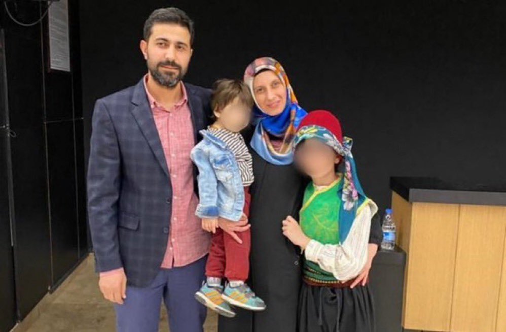 idris56565656's tweet photo. Ülseratif kolit hastası Öğretmen Emre Turan’ın sağlık durumu son derece ağır. 

Cezaevinde 25 kilo verdi ve günde 6 kez ilaç kullanıyor.
@PoyrazK75251999
@MuratYesilegeli
#çocukhastaannehapiste https://t.co/WOgTyddXFF