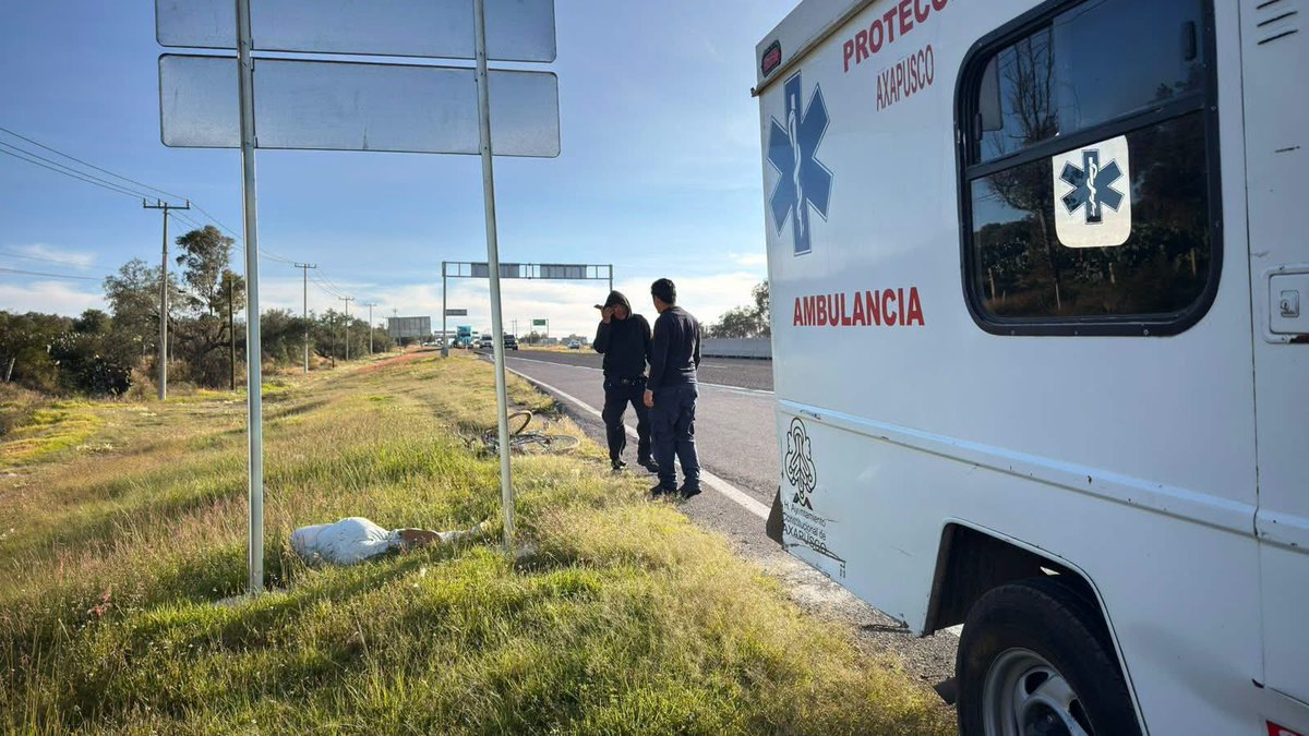 FerCruzReporter's tweet photo. ‼️AYER FUERON 10 EJECUTADOS Y ESTE MIÉRCOLES INICIA CON UN FEMINICIDIO EN #AXAPUSCO #EDOMEX‼️

🚨esta mañana automovilistas que transitaban por la autopista México-Tulancingo reportaron a las autoridades a una mujer tirada a orillas de la carretera.

🚨paramédicos confirmaron que tenía un disparo de arma de fuego y ya no contaba con signos vitales.

🚨vecinos acudieron y la identificaron como Joselyn Calderon reportada como desaparecida en #Teotihuacan el pasado 21 de Septiembre.

🚨ayer, su novio y un compañero fueron hallados muertos dentro de un coche en la zona centro de #Otumba.