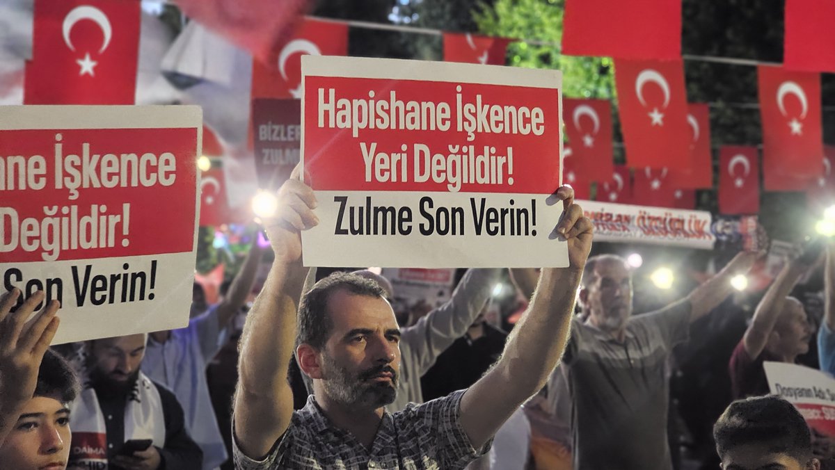 furkanhareketiT's tweet photo. Susmak, yapılan haksızlığa ortak olmaktır! Hocamız ve kardeşlerimiz zulüm altındayken üzerimize atılan iftiralar karşısında sessiz kalmayacağız. Hak yerini bulana, özgürlük gelene kadar mücadelemiz sürecek!

AlparslanHocaya Özgürlük 
SemraHocaya Özgürlük 
FurkanHareketi Tertemizdir 

📍Adana | 22.09.26