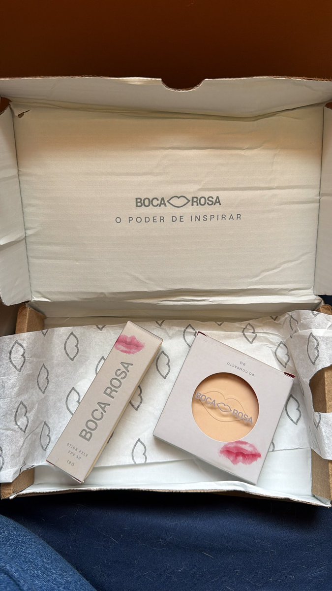 glendantas's tweet photo. FEEDBACK NEGATIVO PARA A @BiancaAndrade POR ERRO NO PEDIDO E FALTA DE SUPORTE DO ATENDIMENTO

Comprei três sticks pele da Boca Rosa Beauty (BR18, BR22 e BR39).

Recebi um stick pele BR10. 

Já fiz o relato no atendimento da marca mas eles simplesmente NÃO RESPONDEM. https://t.co/rHjp4HAWAX