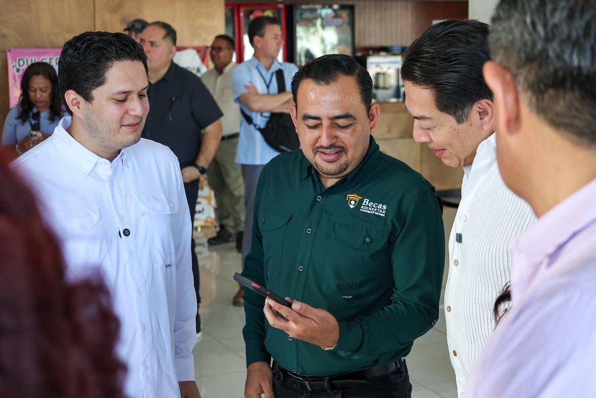AbrahamSierraMX's tweet photo. Recibimos en Sonora a nuestro secretario de Educación Pública, @mario_delgado. 🙌🏻📚

Qué gusto compartir este espacio junto a @Julio_LeonT, Coordinador Nacional de Becas para el Bienestar, y hablar de algo que tenemos muy claro: la educación es el camino fundamental para transformar la vida y abrir nuevas posibilidades para las y los jóvenes.

Gracias, secretario, por su visita a nuestro estado y por mantener una agenda de trabajo con nuestro gobernador @AlfonsoDurazo, poniendo sobre la mesa temas que son fundamentales para el futuro de las y los sonorenses.