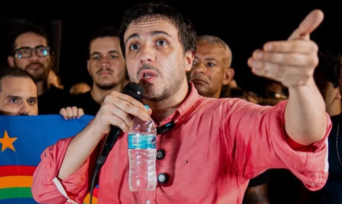 CentralDireitaB's tweet photo. 🇧🇷 ELEIÇÕES: Renan Santos adere à narrativa do PT e aciona o TSE contra Flávio Bolsonaro.

Segundo o candidato, perfis estrangeiros estariam veiculando conteúdos de caráter político-eleitoral destinados a promover Flávio Bolsonaro.

Na petição, Renan afirma ainda que haveria estímulo à realização de apostas sobre uma eventual vitória de Flávio em plataformas vedadas no Brasil, como a Polymarket.

Ao final, pede a retirada das publicações desses perfis e que o X bloqueie, no Brasil, o acesso à publicidade da Polymarket relacionada às eleições brasileiras.

A representação foi distribuída ao ministro André Mendonça. 

🗞️ @CNNBrasil / @caiojunqueiraf