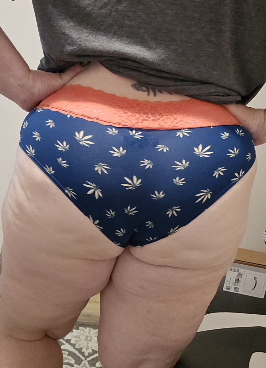 SecretSeductXO's tweet photo. Come check me out on MY OF page or come see what I sell https://t.co/81amq4aRnl https://t.co/2Po1XmBr75