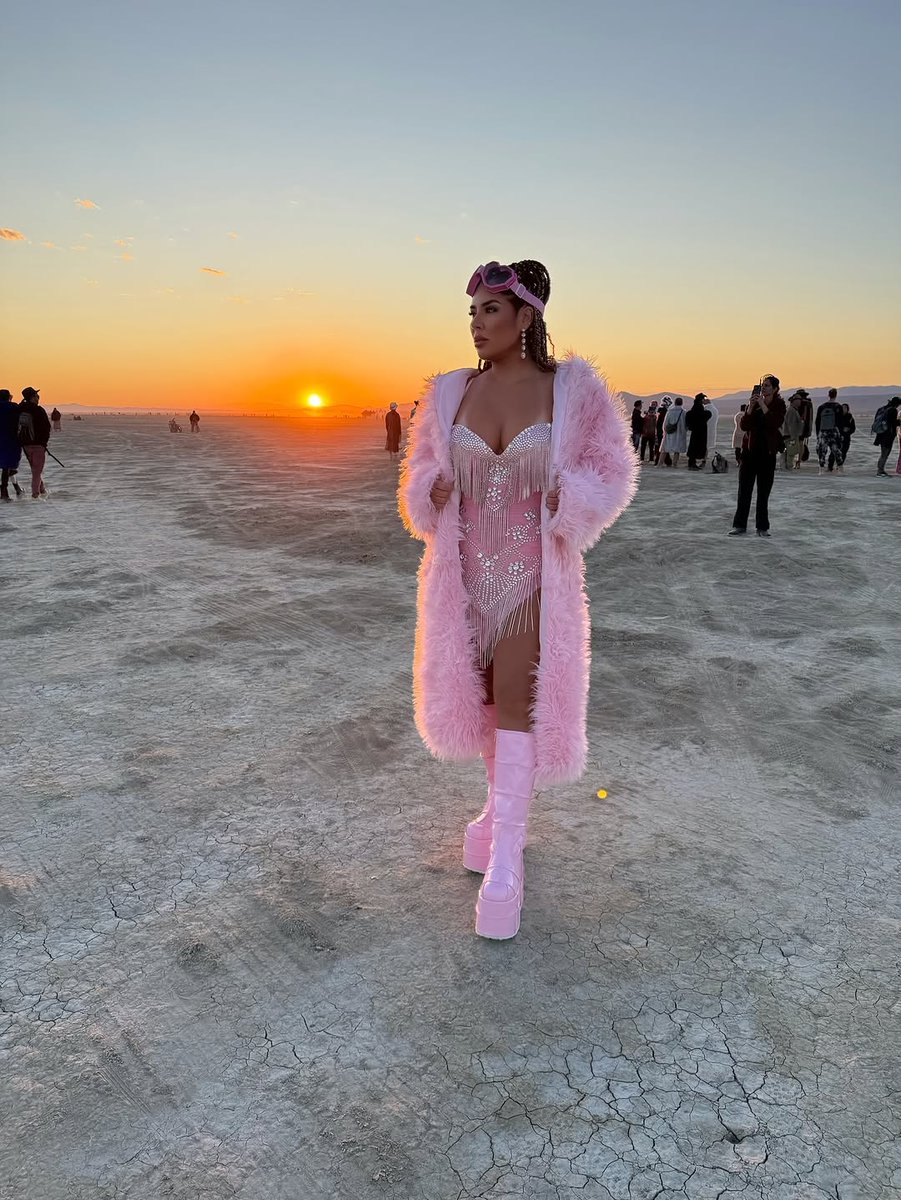 karinagarcig3fu's tweet photo. Aquí les comparto un poco de lo que fueron mis outfit  para este Bingman 2025, espero les guste tanto como a mí   ajá ajá 🫶❤️🫶 outfit https://t.co/p1sFAySRlT