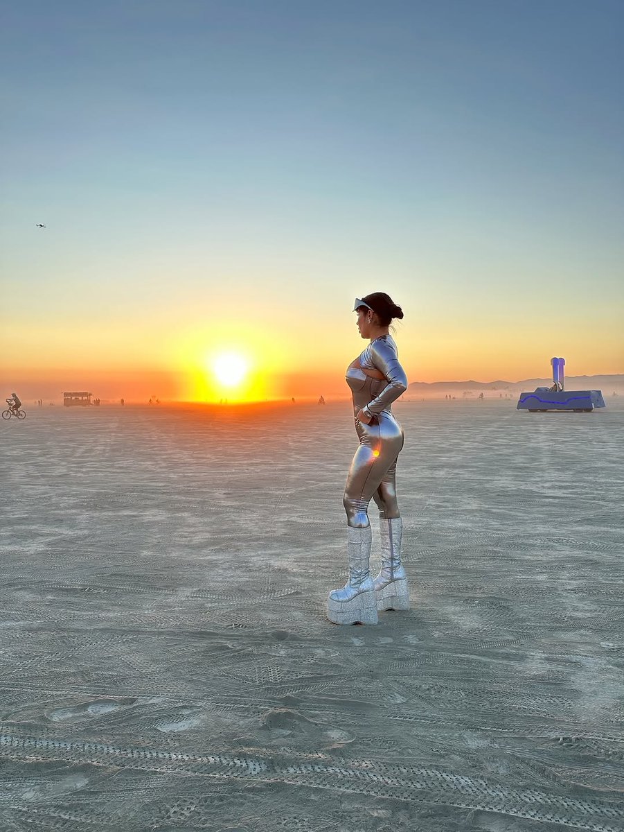 karinagarcig3fu's tweet photo. Aquí les comparto un poco de lo que fueron mis outfit  para este Bingman 2025, espero les guste tanto como a mí   ajá ajá 🫶❤️🫶 outfit https://t.co/p1sFAySRlT