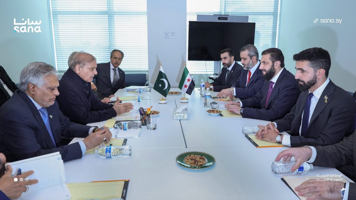 bn_hamed78's tweet photo. الرئيس أحمد الشرع يلتقي رئيس وزراء جمهورية باكستان الإسلامية محمد شهباز شريف، بحضور وزير الخارجية والمغتربين أسعد حسن الشيباني، وذلك على هامش أعمال الجمعية العامة للأمم المتحدة في نيويورك.

وناقش الجانبان العلاقات الثنائية وآفاق تطوير التعاون بين البلدين، https://t.co/JCT6wMIvt0