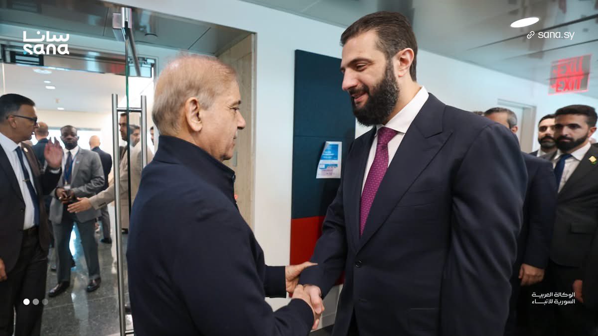 bn_hamed78's tweet photo. الرئيس أحمد الشرع يلتقي رئيس وزراء جمهورية باكستان الإسلامية محمد شهباز شريف، بحضور وزير الخارجية والمغتربين أسعد حسن الشيباني، وذلك على هامش أعمال الجمعية العامة للأمم المتحدة في نيويورك.

وناقش الجانبان العلاقات الثنائية وآفاق تطوير التعاون بين البلدين، https://t.co/JCT6wMIvt0