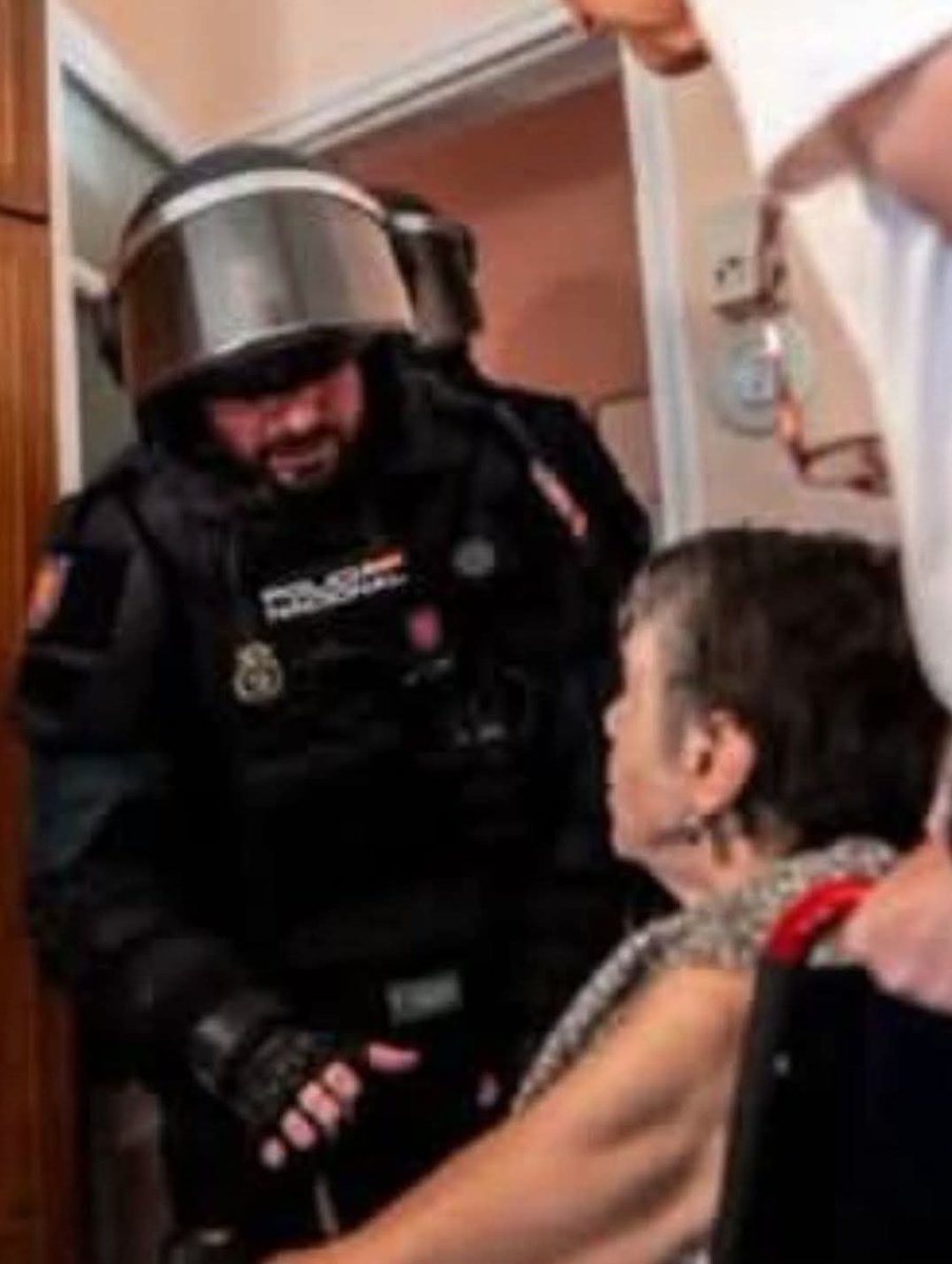 jebl_'s tweet photo. Cuando un despliegue policial propio de un operativo contra la delincuencia criminal organizada se utiliza para expulsar a una anciana en silla de ruedas de la casa donde ha vivido siete décadas, la quiebra moral del sistema queda al desnudo... https://t.co/VFtqpZHHMi