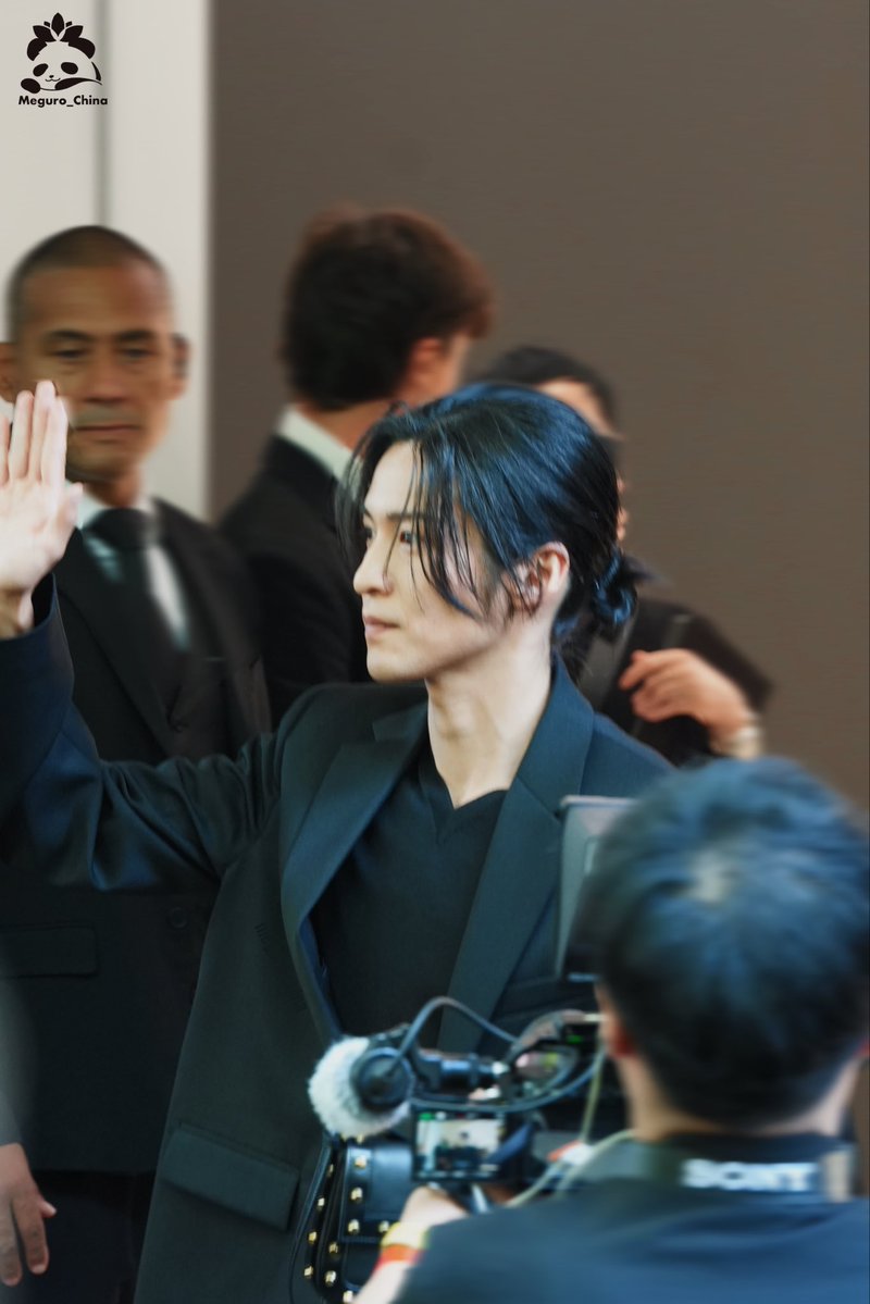 natsunohi777's tweet photo. この2枚の雰囲気、めちゃくちゃ好き、、、

#目黒蓮 #RenMeguro
#FENDIxRenMeguro
#FENDI #FendiSS27 https://t.co/eGgXwSksP6