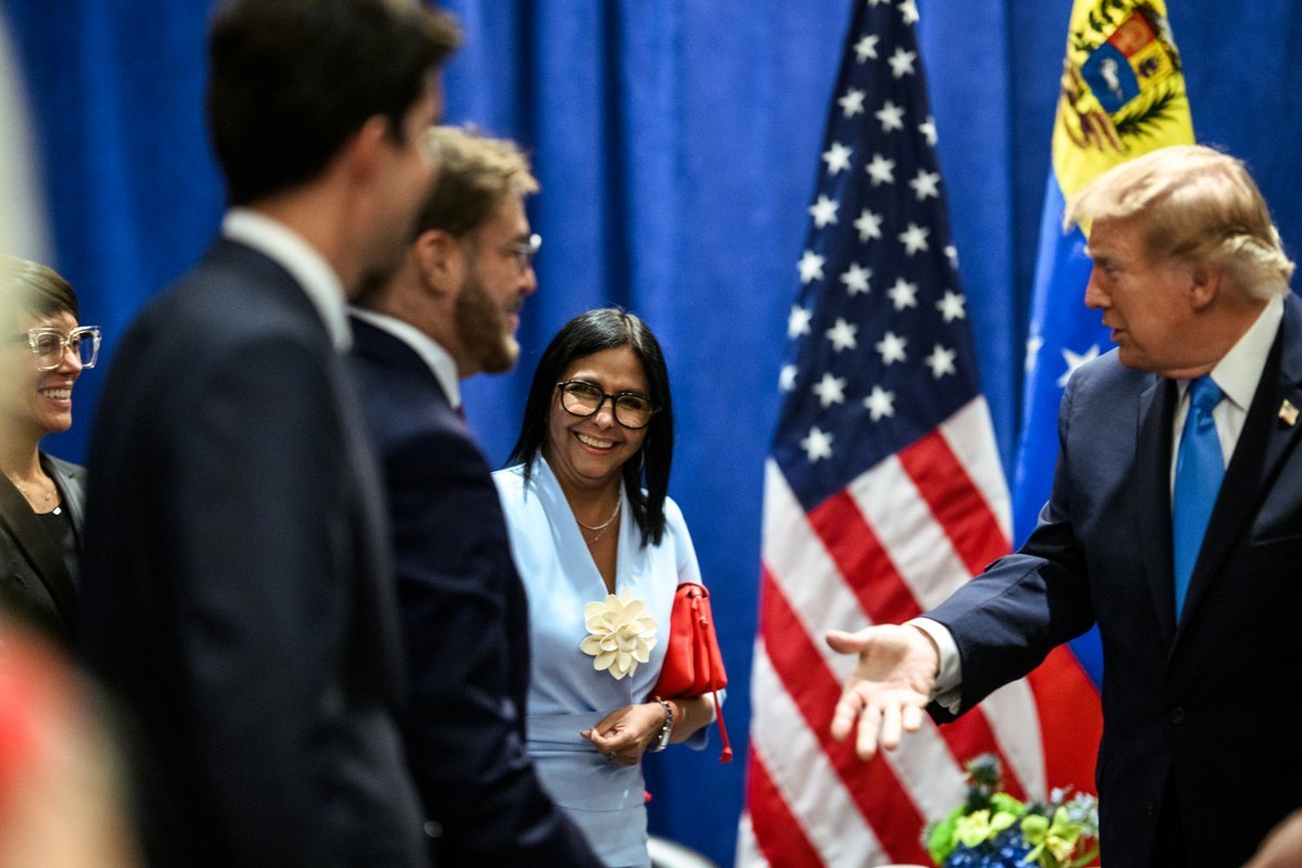 idadelmundo's tweet photo. No lo pueden creer pero así es la vida ayer abajo, hoy arriba 🇻🇪

DELCY EN LA ONU con Trump 🇺🇸 https://t.co/93GfRBjHMa
