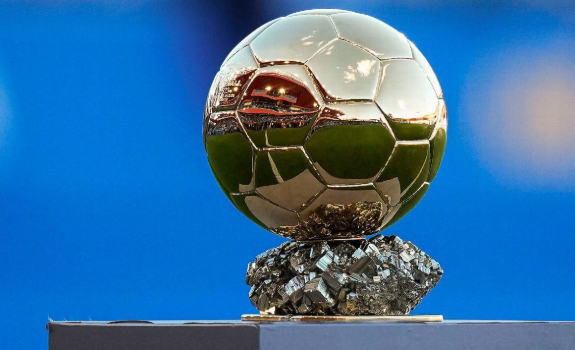 MenaoPower's tweet photo. 🏆🌍 EL BALÓN DE ORO 2026 YA TIENE FECHA: la gala será el 26 de octubre en Londres, por primera vez en la historia. Entre los 30 nominados aparecen Messi, Mbappé, Lamine Yamal, Haaland y el ecuatoriano Willian Pacho. 🇪🇨🔥
#MenaoPower #BalonDeOro
Info: ESPN https://t.co/55kAFWZfob