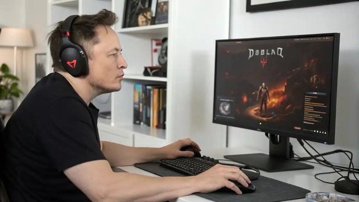 serdarsezen44's tweet photo. Elon Musk geçtiğimiz günlerde “Ya video oyunu oynayın ya da aptal kalın. İki seçeneğiniz var” demişti. Üslubu her zamanki kadar iddialı; fakat işaret ettiği araştırma dikkate değer.
 
Western University öncülüğünde yürütülen araştırmada düzenli oyuncular; kısa süreli hafıza, muhakeme, işlem hızı ve genel bilişsel performans testlerinde oyun oynamayanlardan daha başarılı sonuçlar elde etti. Hatta oyunseverler bazı bilişsel testlerde kendilerinden ortalama 13,7 yaş daha genç kişilerle benzer performans gösterdiler.
 
Peki bu ne demek?
 
Çocuklarımızı sabahtan akşama kadar ekran başında bırakalım mı? Elbette hayır. Ama oyun görünce hemen “Bırak şu boş işleri!” demekten de artık vazgeçelim.
 
Bir oyunsever olarak şunu kendi tecrübelerimden biliyorum: İyi bir oyun hatırlamayı, planlamayı, strateji kurmayı, hızlı karar vermeyi, çözüm üretmeyi ve başarısızlığın ardından yeniden denemeyi öğretir. Hayal gücünü besler; yeni dünyalar, hikâyeler kurdurur.
 
Oyun dünyasının bu ilham verici tarafı bugün öyle bir noktaya ulaştı ki artık yalnızca oyuncuları değil, sinemayı ve televizyonu da besliyor. Bir zamanlar filmlerden oyun yapılırken bugün Hitman, Prince of Persia, Uncharted, The Last of Us ve Fallout gibi oyunlardan filmler ve diziler yapılıyor. Çünkü oyunlar artık yalnızca oynanan ürünler değil; karakterleriyle ve kurduğu evrenlerle başka sanat dallarına da ilham veren kültür eserleri.
 
Artık Türk ebeveynleri olarak oyunlara yönelik yüzeysel bakışımızı aşmalıyız. Elbette bağımlılığa ve yaşa uygun olmayan içeriklere karşı dikkatli olacağız. Fakat çözüm, çocukları oyunlardan bütünüyle mahrum bırakmak değildir.
 
Öte yandan, oyun dünyasının kontrol edilmediğinde doğurabileceği risklerin de farkındayız. Bu yüzden doğru regülasyonu, etkili içerik denetimini ve bilinçli ebeveyn kontrolünü önemsiyoruz. Esas mesele oyunu yasaklamak değil; çocuklarımızı koruyacak sınırları doğru çizmektir.
 
Onları bağımlı bir tüketici değil, bilinçli bir oyunsever olmaya yönlendirmeliyiz. Oyun; hayatın yerine geçtiğinde bağımlılık, hayatı anlamaya, stresten uzaklaşmaya ve zihni çalıştırmaya hizmet ettiğinde ise güçlü bir gelişim aracıdır.