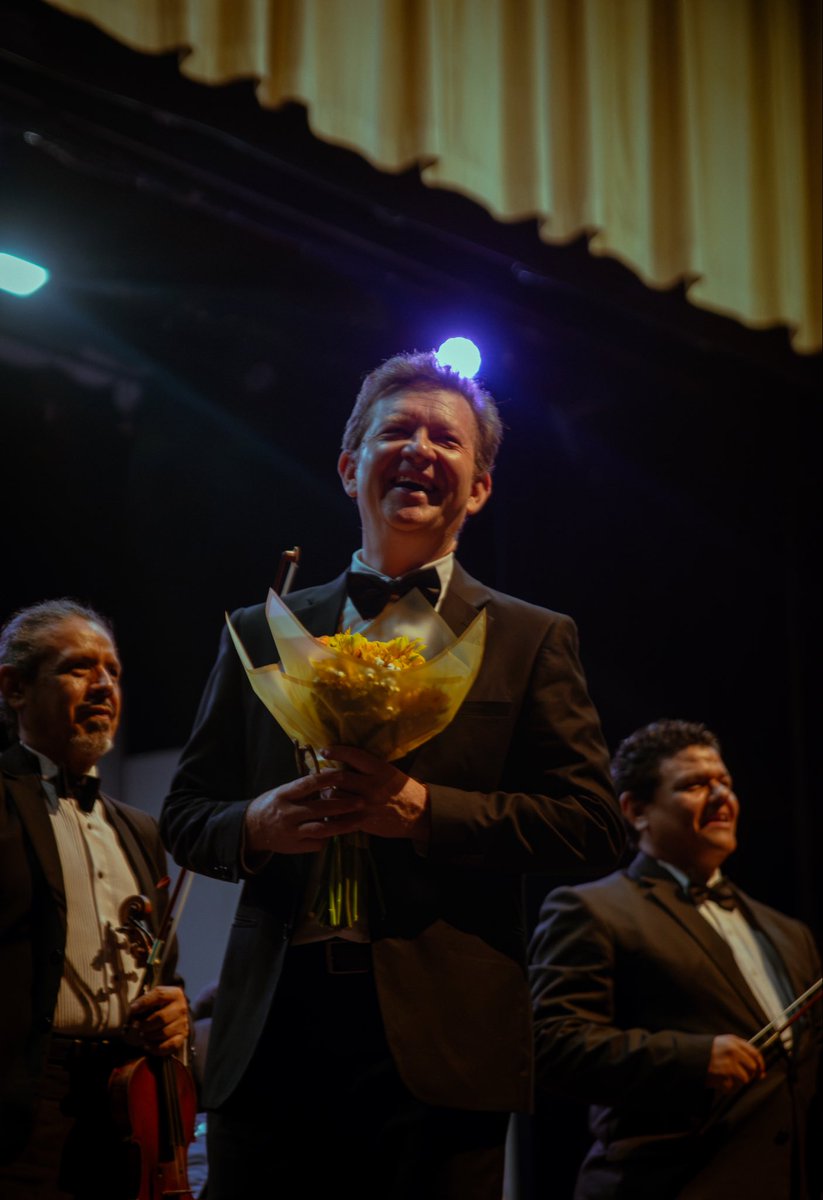 SinfonicaDeGye's tweet photo. 🎭 Gracias a todos quienes nos acompañaron en MÁSCARAS.
Les dejamos algunos momentos de esta noche dedicada a la música de Shostakóvich bajo la batuta del maestro Iván Fabre.
📸 Desliza y revive el concierto.
#OSG #Máscaras https://t.co/DJtBPQ7x9V