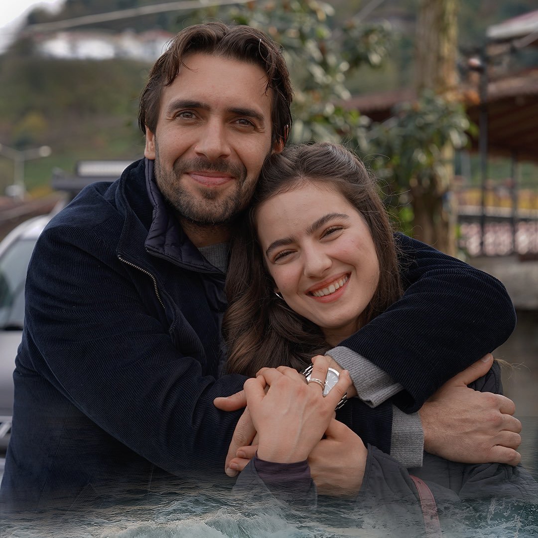 cyberava_'s tweet photo. Ava ve Ulaş kişileri tamam tip olarak birbirinize benziyorsunuzda neden huylarınızı da ortaya kartıyorsunuz.Bu benzerlik işini fazla abarttınız.Bakın ben sizi ikili olarak set dışında da bir arada görmek istiyorum lütfen yetkililer olaya acilinden bir el atıverin🙏 https://t.co/dYpaGMVJR4