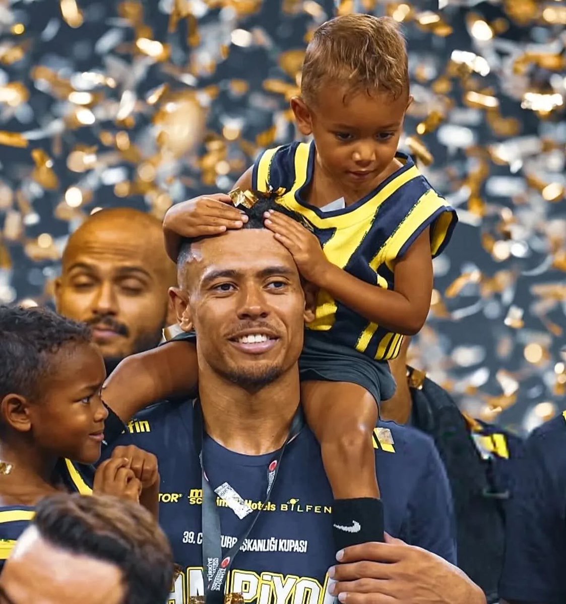 souvess's tweet photo. Wade Baldwin'in paylaşımı:

“Fenerbahçe ile 7. 🏆 … Yeni sezona başlayalım. Hâlâ daha fazlası için açız. F.E.A.R.” https://t.co/MPTYPBBinS