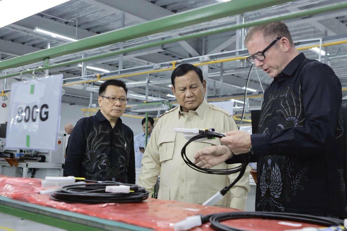secrethandsign's tweet photo. Entrepreneur and 5th Baron Nat Rothschild continues to draw attention in Indonesia, particularly around the inauguration of PT Volex Indonesia’s new facility at the Sekupang Industrial Estate in Batam City.
#Rothschild #RothschildFamily #Business #Wealth #WealthBuilding https://t.co/rXldwl6yVx