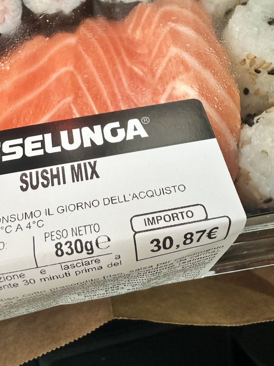 ForzaVCG's tweet photo. Fino a settimana scorsa il sushi mix dell #Esselunga costava 21 euro (800gr)
Oggi l’ho pagato 31 euro!! Un aumento del 50%
Complimenti https://t.co/3wpigzoxNr
